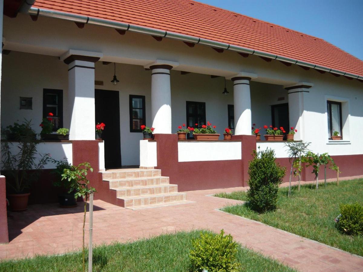 Almosdi Topart Vendeghaz Luaran gambar